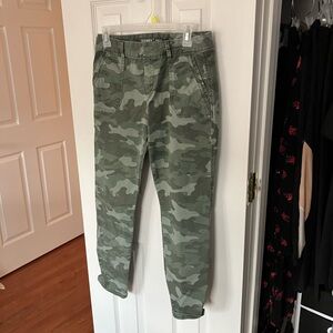 Old Navy Camoflauge Print Pixie Cropped Pants
